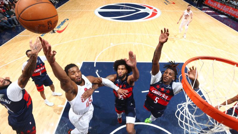 埃迪-豪：球队中场从六人减至四人，必须赶紧引援