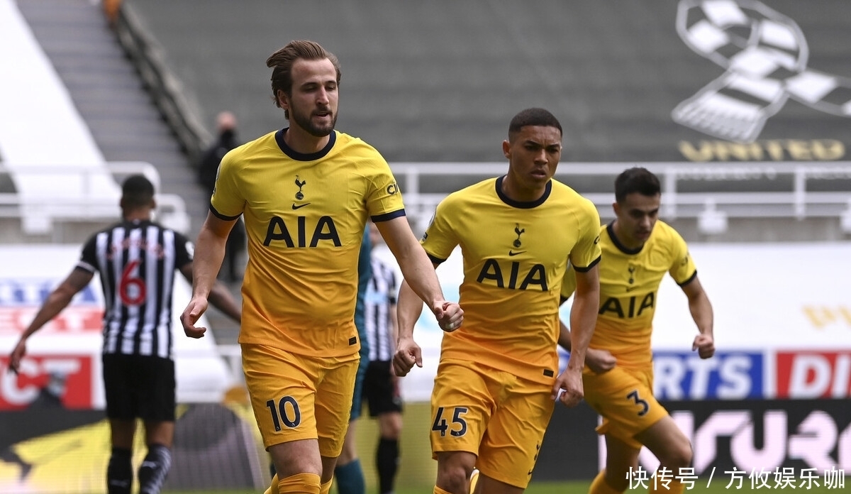 我晒干了沉默！河南后卫周缘德晒与网红田一名合影